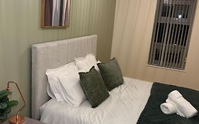 Central Birmingham City Apartment -Smart Tv - Free Parking Onsite